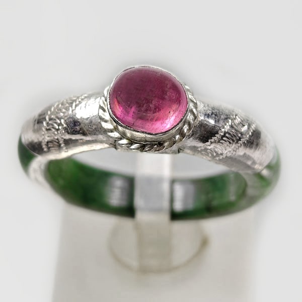 Natural Green Jade Ring 16.29 Ct. Diameter 17 Mm. With Silver Ruby Size 7: Product ID: 819815872 Product Name: Natural Gemstones Weight: 16.29 CT. Size: 28 x 17 MM. Shape: Round Cabochon Color: Party Color Green Clarity:Opaque Luster: Good Gems Origin: Burma Treatment: Unhea