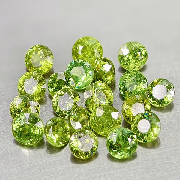 Natural Green Demantoid Garnet 4.66 Ct. 20 Pcs. Round Diamond Cut 3.9 Mm Gemstones From Madagascar: Product ID: 802936431 Product Name: Natural Demantoid Weight: 4.66 CT. Size: 3.9 x 3.9 x 2.9 MM. Shape: Round Diamond Cut Color: Green Clarity:VVS Luster: Good Gems Origin: Madagascar Treatment: Unhea