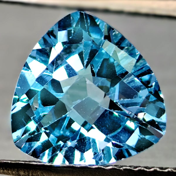 Natural Swiss Blue Topaz 2.79 Ct. Trilliant Checkerboard Cut 9.2 Mm Gemstone from Brazil: Product ID: 807167922 Product Name: Natural Blue Topaz Weight: 2.79 CT. Size: 9.2 x 9.2 x 5.3 MM. Shape: Trilliant Checkerboard Cut Color: Swiss Blue Clarity:VSI Luster: Good Gems Origin: Brazil Treat