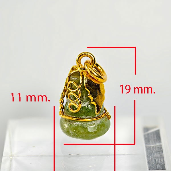 Natural Green Jade 16.83 Ct Calabash Pendant Size 19 x 11 Mm. Gemstone From Thailand: Product ID: 819814475 Product Name: Natural Jade Weight: 16.83 CT. Size: 19 x 11 MM. Shape: Calabash Color: Green Clarity:Opaque Luster: Good Gems Origin: Thailand Treatment: Unheated Crystal Structur