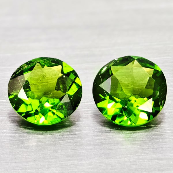 Natural Green Chrome Diopside 0.74 Ct. 2 Pcs Round Shape Gemstones From Russia: Product ID: 801608022 Product Name: Natural Chrome Diopside Weight: 0.74 CT. Size: 4.9 x 4.9 x 2.5 to 4.7 x 4.7 x 2.4 MM. Shape: Round Color: Green Clarity:VSI - SI1 Luster: Very Good Gems Origin: Rus