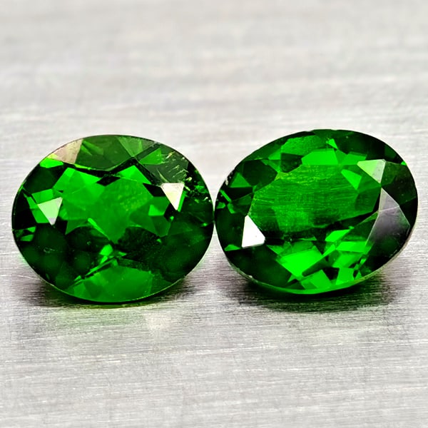 Natural Green Chrome Diopside 1.35 Ct. 2 Pcs Oval Shape 6 x 5 Mm Gemstones From Russia: Product ID: 801608061 Product Name: Natural Chrome Diopside Weight: 1.35 CT. Size: 6 x 5 x 3 MM. Shape: Oval Shape Color: Green Clarity:VSI - SI1 Luster: Good Gems Origin: Russia Treatment: Unheated C