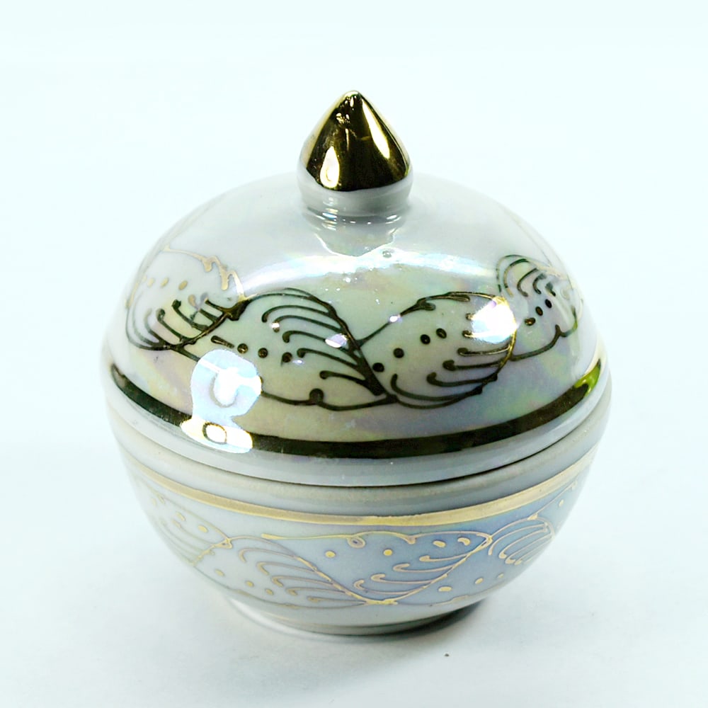 Reliquary Casket Porcelain Ceramic Material Made by Heating Weight 305.76 Ct.: Product ID: 810000013 Product Name: Natural Gift Weight: 305.76 CT. Size: 60 x 60 x 65 MM. Shape: None Color: Multi Color Clarity:Opaque Luster: none Gems Origin: Thailand Treatment: heated Crystal St