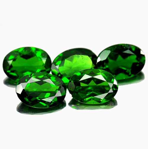 Natural Green Chrome Diopside 3.72 Ct. 5 Pcs. Oval Shape 7.1 x 5.1 Mm. Gemstones: Product ID: 801604626 Product Name: Natural Chrome Diopside Weight: 3.72 CT. Size: 7.1 x 5.1 x 3 MM. Shape: Oval Color: Green Clarity:VVS-VSI Luster: Good Gems Origin: Russia Treatment: Unheated Cryst