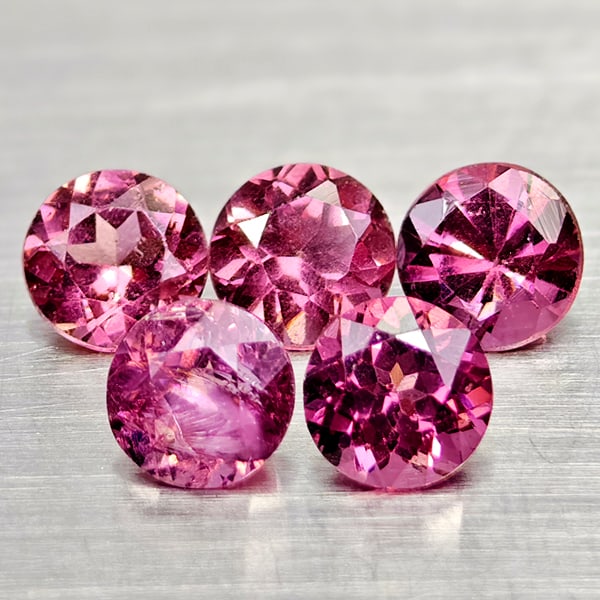 Natural Purplish Pink Rhodolite Garnet 1.48 Ct. 5 Pcs Round Shape 4 Mm Gemstones From Madagascar: Product ID: 802936559 Product Name: Natural Rhodolite Weight: 1.48 CT. Size: 4 x 4 x 2.7 MM. Shape: Round Shape Color: Purplish Pink Clarity:VSI - SI1 Luster: Good Gems Origin: Madagascar Treatment: U