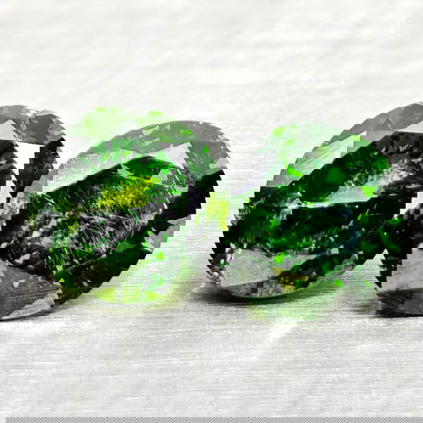 Natural Green Loose Diamond 0.49 Ct. 2 Pcs Round Diamond Cut 4 Mm From Belgium: Product ID: 502100283 Product Name: Natural Natural Diamond Weight: 0.49 CT. Size: 4 x 4 x 2.3 MM. Shape: Round Diamond Cut Color: Green Clarity:SI1 Luster: Good Gems Origin: Belgium Treatment: Treate