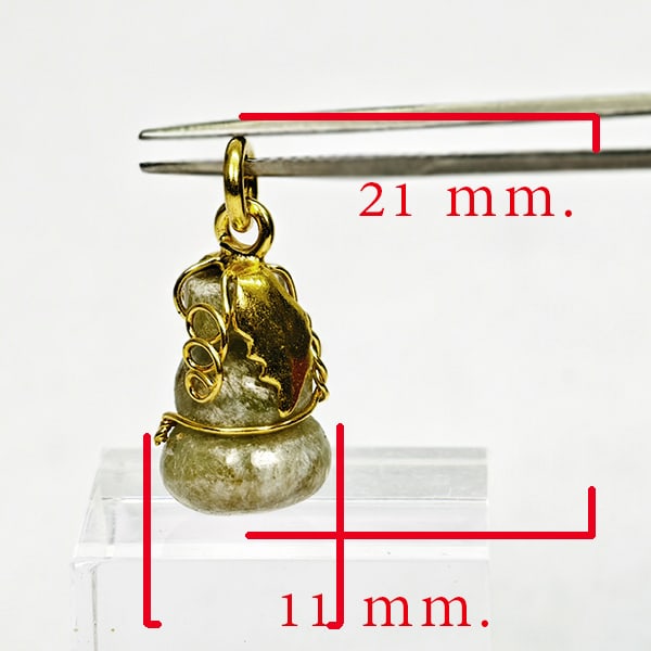 Natural Multi Color Green Jade 17.87 Ct. Calabash Pendant Size 21 x 11 Mm. Gemstone: Product ID: 819814483 Product Name: Natural Jade Weight: 17.87 CT. Size: 21 x 11 x 11 MM. Shape: Calabash Color: Multi-Color Clarity:Opaque Luster: Good Gems Origin: Thailand Treatment: Unheated Cryst