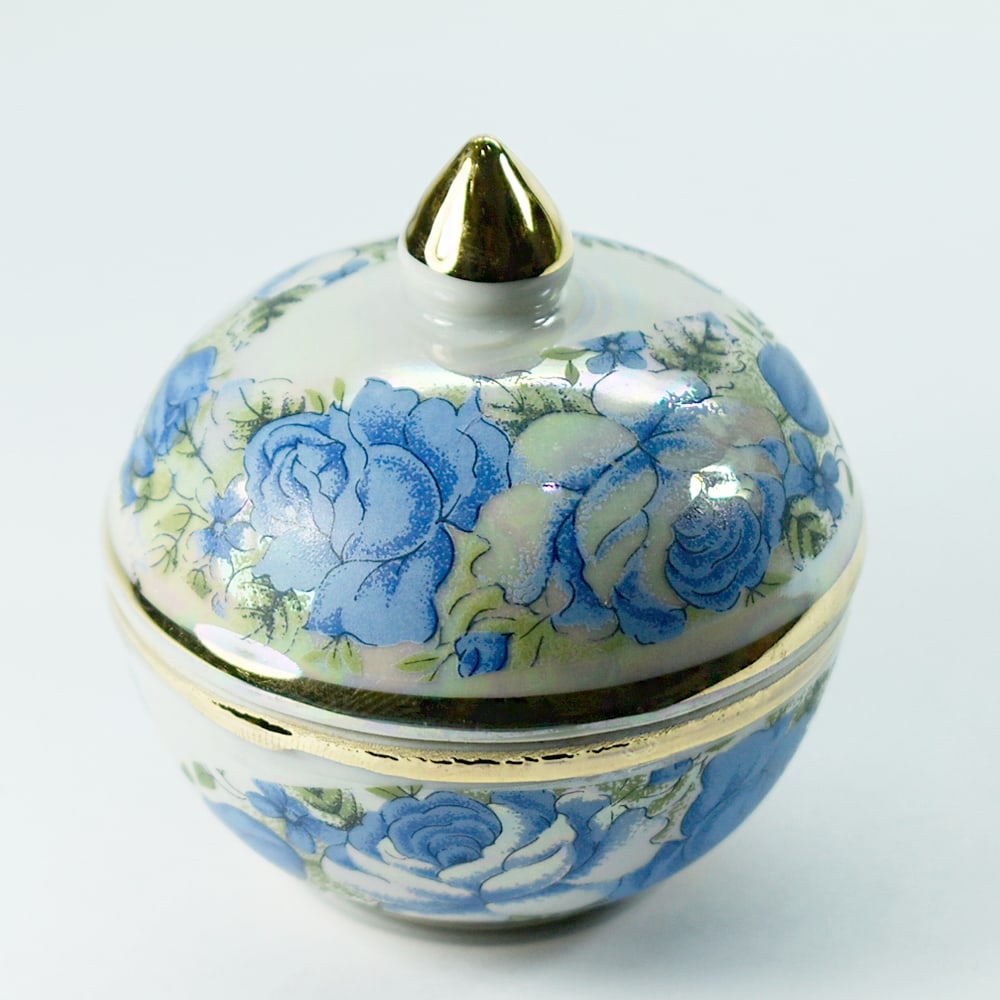 Thai Benjarong Reliquary Casket Porcelain Ceramic Material Made by Heating: Product ID: 810000015 Product Name: Natural Gift Weight: 385.75 CT. Size: 60 x 60 x 65 MM. Shape: None Color: Multi Color Clarity:Opaque Luster: none Gems Origin: Thailand Treatment: heated Crystal St