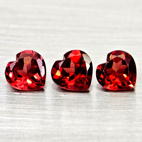 Natural Purplish Red Rhodolite Garnet 3.04 Ct. 3 Pcs Heart Shape 6 Mm Gemstone From Madagascar: Product ID: 802936696 Product Name: Natural Rhodolite Weight: 3.04 CT. Size: 6 x 6 x 3.6 MM. Shape: Heart Shape Color: Purplish Red Clarity:VSI Luster: Good Gems Origin: Madagascar Treatment: Unheated