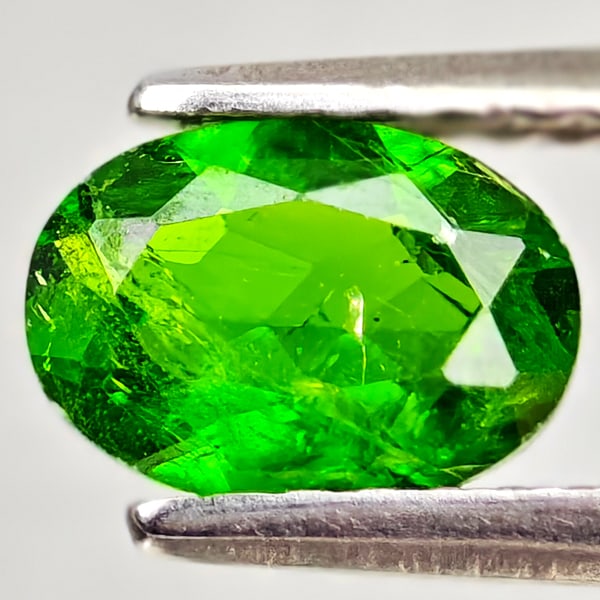 Natural Green Chrome Diopside 0.76 Ct. Oval Shape 7.1 x 5 Mm Gemstone From Russia: Product ID: 801608133 Product Name: Natural Chrome Diopside Weight: 0.76 CT. Size: 7.1 x 5 x 2.9 MM. Shape: Oval Color: Green Clarity:VSI - SI1 Luster: Good Gems Origin: Russia Treatment: Unheated Cry