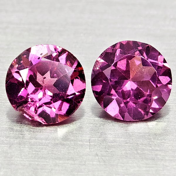 Natural Purplish Pink Rhodolite Garnet 1.07 Ct. 2 Pcs Round Shape 5.1 Mm Gemstones From Madagascar: Product ID: 802936829 Product Name: Natural Rhodolite Weight: 1.07 CT. Size: 5.1 x 5.1 x 3 MM. Shape: Round Color: Purplish Pink Clarity:VSI Luster: Good Gems Origin: Madagascar Treatment: Unheated Cr