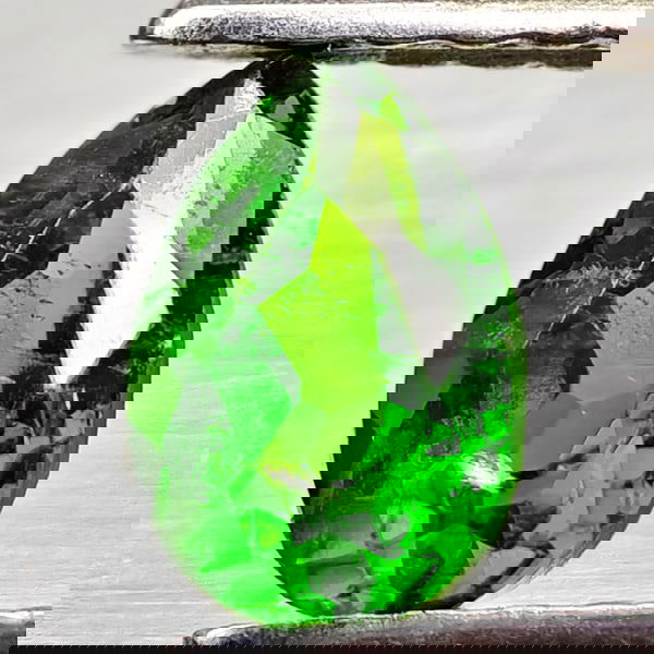 Natural Green Chrome Diopside 0.53 Ct. Pear Shape 6 x 4.1 Mm Gemstone From Russia: Product ID: 801608185 Product Name: Natural Chrome Diopside Weight: 0.53 CT. Size: 6 x 4.1 x 3.1 MM. Shape: Pear Shape Color: Green Clarity:VSI - SI1 Luster: Good Gems Origin: Russia Treatment: Unheat