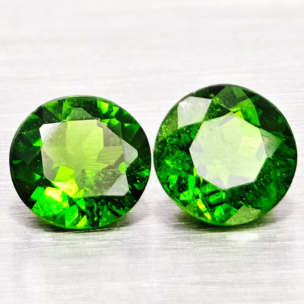 Natural Green Chrome Diopside 0.93 Ct. 2 Pcs. Round Shape 4.9 Mm. Gemstones: Product ID: 801608023 Product Name: Natural Chrome Diopside Weight: 0.93 CT. Size: 4.9 x 4.9 x 3 MM. Shape: Round Color: Green Clarity:VSI - SI1 Luster: Very Good Gems Origin: Russia Treatment: Unheat