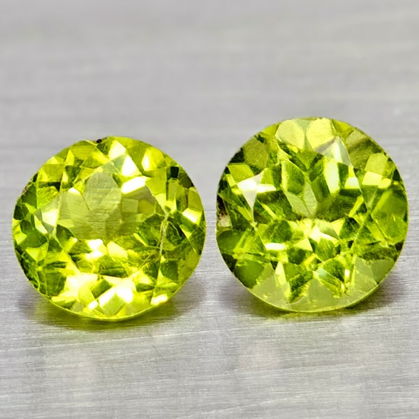 Natural Green Peridot 1.72 Ct. 2 Pcs Round Shape 6 Mm Gemstone From Pakistan: Product ID: 805317109 Product Name: Natural Peridot Weight: 1.72 CT. Size: 6 x 6 x 3.8 MM. Shape: Round Color: Green Clarity:VSI - SI1 Luster: Good Gems Origin: Pakistan Treatment: Unheated Crystal St
