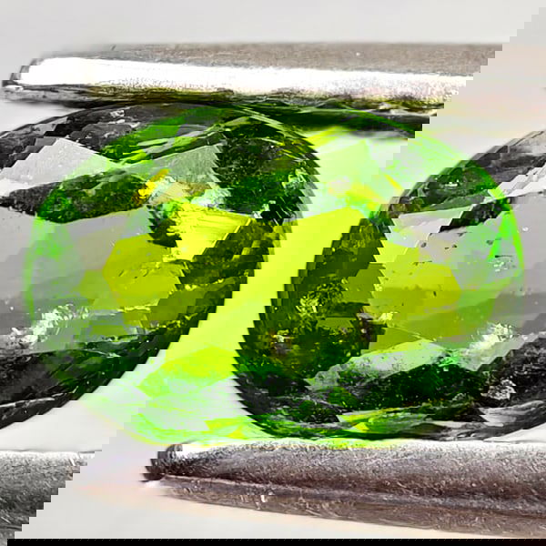 Natural Green Chrome Diopside 1.00 Ct. Oval Shape 6.9 x 5 Mm Gemstone From Russia (1 of 3)