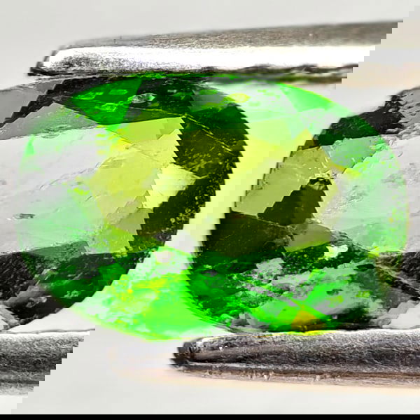 Natural Green Chrome Diopside 0.82 Ct. Oval Shape 7.2 x 5 Mm Gemstone From Russia (1 of 3)