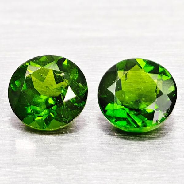 Natural Green Chrome Diopside 0.96 Ct. 2 Pcs Round Shape Gemstones From Russia: Product ID: 801608025 Product Name: Natural Chrome Diopside Weight: 0.96 CT. Size: 5 x 5 x 2.7 to 4.9 x 4.9 x 3 MM. Shape: Round Color: Green Clarity:VSI - SI1 Luster: Very Good Gems Origin: Russia Tr