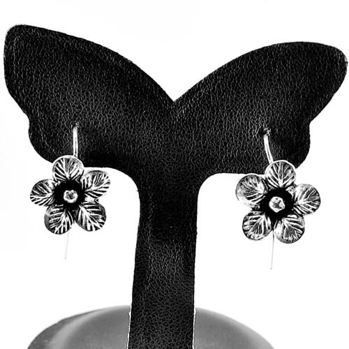 925 Sterling Silver Earrings Jewelry Flower Design 3.18 Grams: Product ID: 205101069 Product Type: 925 Sterling Silver Fine Jewelry Jewelry Weight: 3.18 Grams. Gemstones Color: Silver Metal: Solid Silver 92.5%. Gemstone Detail: At Your Service: At Treasure of Gem