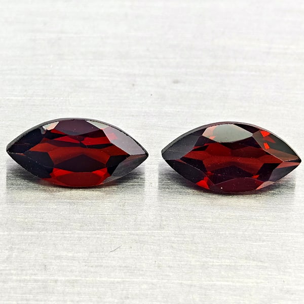 Natural Orangish Red Garnet 2.66 Ct. 2Pcs Marquise Shape 5 x 10 Mm Gemstones From Tanzania: Product ID: 802937002 Product Name: Natural Garnet Weight: 2.66 CT. Size: 5 x 10 x 3.6 MM. Shape: Marquise Shape Color: Orangish Red Clarity:VVS - VSI Luster: Good Gems Origin: Tanzania Treatment: Unh