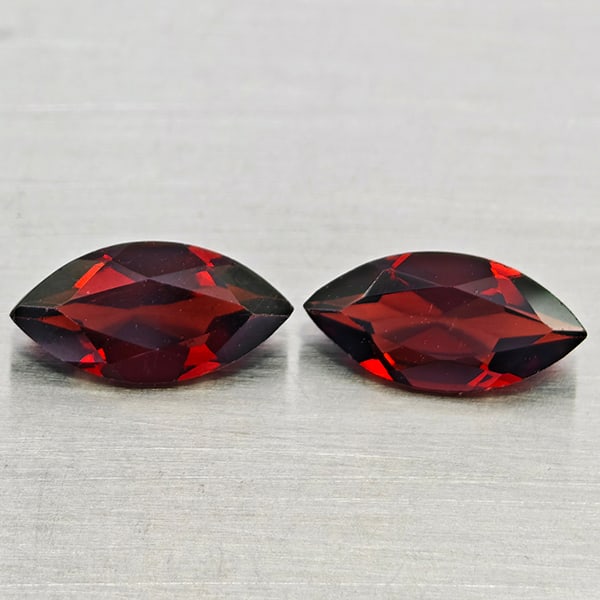Natural Orangish Red Garnet 2.31 Ct. 2 Pcs Marquise Shape 5 x 10 Mm Gemstones From Tanzania: Product ID: 802937003 Product Name: Natural Garnet Weight: 2.31 CT. Size: 5 x 10 x 2.8 MM. Shape: Marquise Shape Color: Orangish Red Clarity:VVS - VSI Luster: Good Gems Origin: Tanzania Treatment: Unh