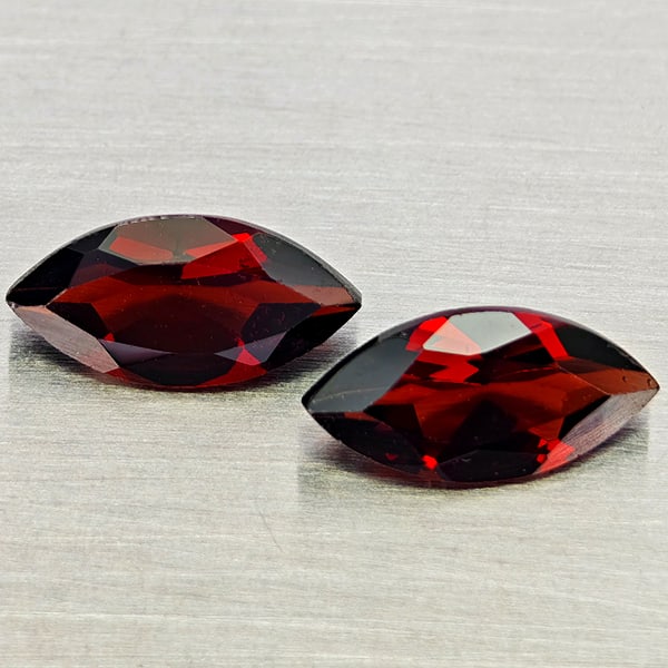 Natural Orangish Red Garnet 2.46 Ct. 2Pcs Marquise Shape 5 x 10 Mm Gemstones From Tanzania: Product ID: 802937011 Product Name: Natural Garnet Weight: 2.46 CT. Size: 5 x 10 x 3.2 MM. Shape: Marquise Shape Color: Orangish Red Clarity:VVS - VSI Luster: Good Gems Origin: Tanzania Treatment: Unh