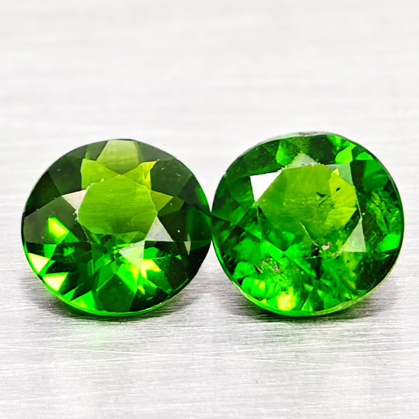 Natural Green Chrome Diopside 0.98 Ct. 2 Pcs Round Shape 5.1 Mm Gemstones From Russia: Product ID: 801608024 Product Name: Natural Chrome Diopside Weight: 0.98 CT. Size: 5.1 x 5.1 x 3.1 MM. Shape: Round Color: Green Clarity:VSI - SI1 Luster: Very Good Gems Origin: Russia Treatment: Unhe