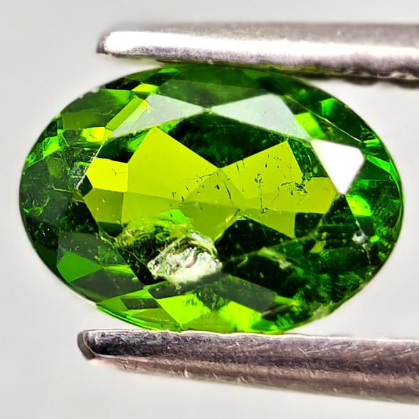 Natural Green Chrome Diopside 1.00 Ct. Oval Shape 7.1 x 5.1 Mm Gemstone From Russia (1 of 3)