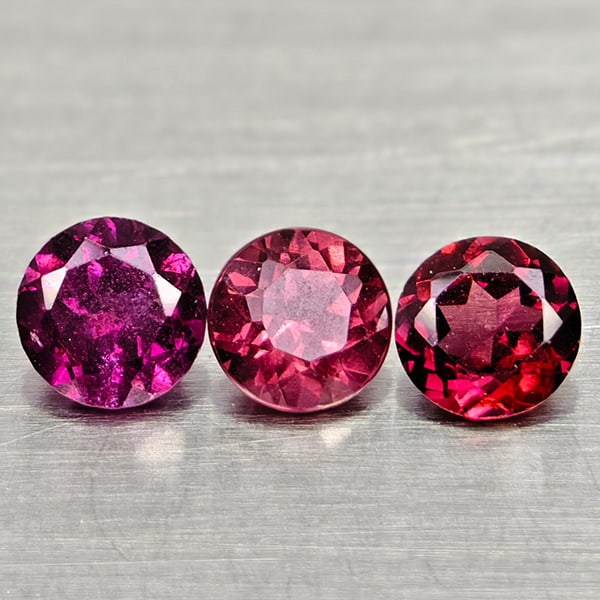 Natural Purplish Pink Rhodolite Garnet 1.10 Ct. 3 Pcs Round Shape 4.1 Mm Gemstones From Madagascar: Product ID: 802936563 Product Name: Natural Rhodolite Weight: 1.10 CT. Size: 4.1 x 4.1 x 3.2 MM. Shape: Round Shape Color: Purplish Pink Clarity:VSI - SI1 Luster: Good Gems Origin: Madagascar Treatmen