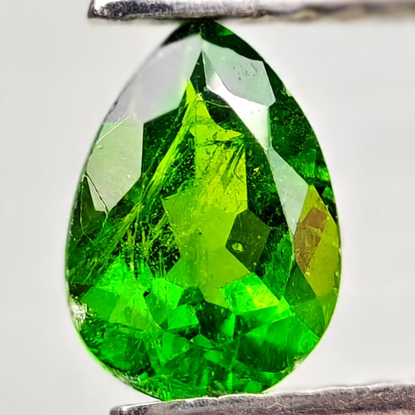 Natural Green Chrome Diopside 0.70 Ct. Pear Shape 7 x 5.1 Mm Gemstone From Russia: Product ID: 801608179 Product Name: Natural Chrome Diopside Weight: 0.70 CT. Size: 7 x 5.1 x 3.1 MM. Shape: Pear Shape Color: Green Clarity:VSI - SI1 Luster: Good Gems Origin: Russia Treatment: Unheat