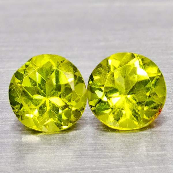 Natural Green Peridot 0.93 Ct. 2 Pcs Round Shape 4.7 Mm Gemstone From Pakistan: Product ID: 805317129 Product Name: Natural Peridot Weight: 0.93 CT. Size: 4.7 x 4.7 x 3.2 MM. Shape: Round Color: Green Clarity:VSI - SI1 Luster: Good Gems Origin: Pakistan Treatment: Unheated Crysta