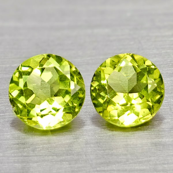 Natural Green Peridot 1.08 Ct. 2 Pcs Round Shape 5 Mm Gemstone From Pakistan: Product ID: 805317139 Product Name: Natural Peridot Weight: 1.08 CT. Size: 5 x 5 x 3.2 MM. Shape: Round Color: Green Clarity:VSI - SI1 Luster: Good Gems Origin: Pakistan Treatment: Unheated Crystal St