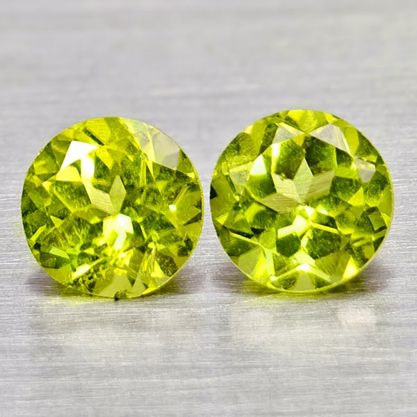 Natural Green Peridot 1.18 Ct. 2 Pcs Round Shape 5 Mm Gemstone From Pakistan: Product ID: 805317136 Product Name: Natural Peridot Weight: 1.18 CT. Size: 5 x 5 x 3.4 MM. Shape: Round Color: Green Clarity:VSI - SI1 Luster: Good Gems Origin: Pakistan Treatment: Unheated Crystal St