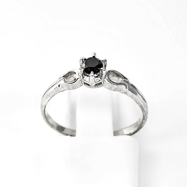 925 Sterling Silver Ring Jewelry 1.20 Grams With Natural Diamond 0.20 Ct. Size 5.5: Product ID: 502100141 Product Type: 925 Sterling Silver Fine Jewelry Jewelry Weight: 1.20 Grams. Gemstones Color: black Metal: Solid Silver 92.5%. Gemstone Detail: At Your Service: At Treasure of Gems