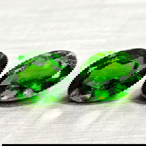 Natural Green Chrome Diopside 1.50 Ct. 2 Pcs Oval Shape 6.2 x 5 Mm Gemstones (1 of 3)