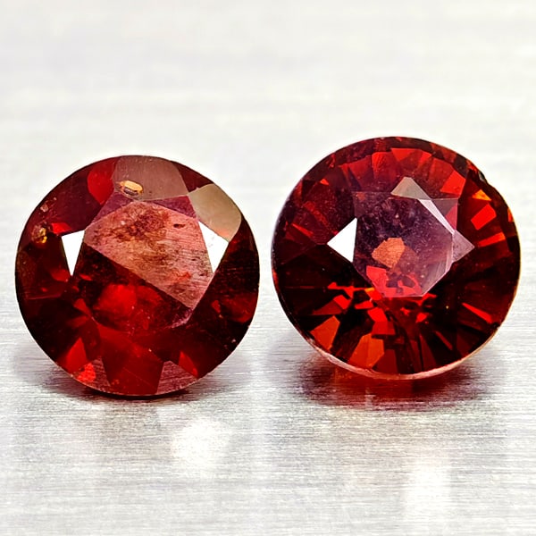 Natural Orangish Red Garnet 1.43 Ct. 2 Pcs Round Shape 5.1 Mm Gemstones From Tanzania: Product ID: 802936738 Product Name: Natural Red Garnet Weight: 1.43 CT. Size: 5.1 x 5.1 x 4 MM. Shape: Round Shape Color: Orangish Red Clarity:VSI - SI1 Luster: Good Gems Origin: Tanzania Treatment: U