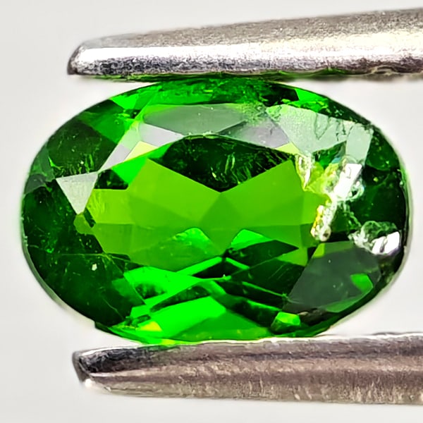 Natural Green Chrome Diopside 0.58 Ct. Oval Shape 6.1 x 4.2 Mm Gemstone From Russia: Product ID: 801608200 Product Name: Natural Chrome Diopside Weight: 0.58 CT. Size: 6.1 x 4.2 x 2.9 MM. Shape: Oval Color: Green Clarity:VSI - SI1 Luster: Good Gems Origin: Russia Treatment: Unheated C