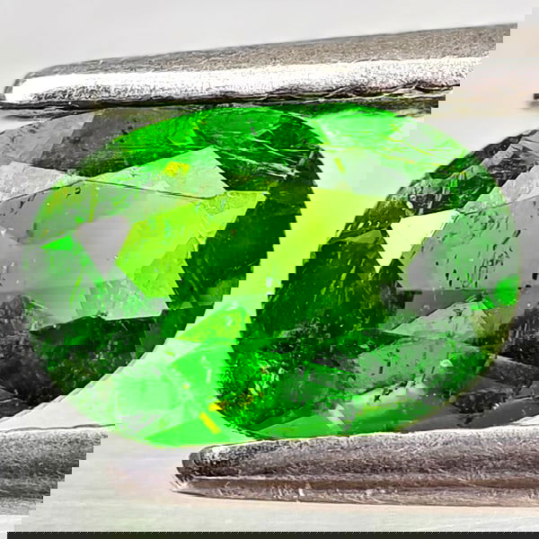 Natural Green Chrome Diopside 0.83 Ct. Oval Shape 7 x 5 Mm Gemstone From Russia (1 of 3)
