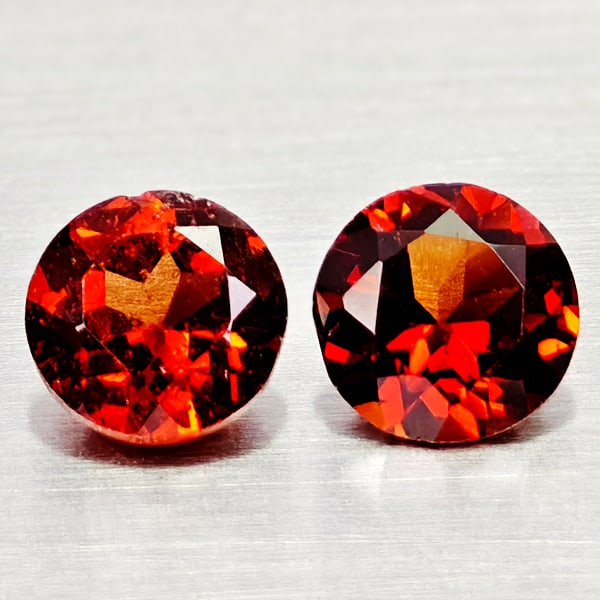 Natural Orangish Red Garnet 1.23 Ct. 2 Pcs Round Shape 5.2 Mm Gemstones From Tanzania: Product ID: 802936707 Product Name: Natural Red Garnet Weight: 1.23 CT. Size: 5.2 x 5.2 x 3 MM. Shape: Round Shape Color: Orangish Red Clarity:VSI - SI1 Luster: Good Gems Origin: Tanzania Treatment: U