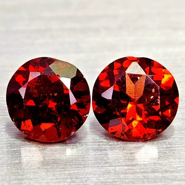 Natural Orangish Red Garnet 1.24 Ct. 2 Pcs Round Shape 5 Mm Gemstones From Tanzania: Product ID: 802936733 Product Name: Natural Red Garnet Weight: 1.24 CT. Size: 5 x 5 x 3.4 MM. Shape: Round Shape Color: Orangish Red Clarity:VSI - SI1 Luster: Good Gems Origin: Tanzania Treatment: Unh