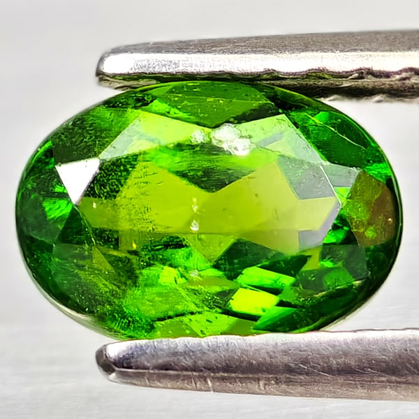 Natural Green Chrome Diopside 1.02 Ct. Oval Shape 7.1 x 5.1 Mm Gemstone From Russia: Product ID: 801608171 Product Name: Natural Chrome Diopside Weight: 1.02 CT. Size: 7.1 x 5.1 x 3.7 MM. Shape: Oval Color: Green Clarity:VSI - SI1 Luster: Good Gems Origin: Russia Treatment: Unheated C