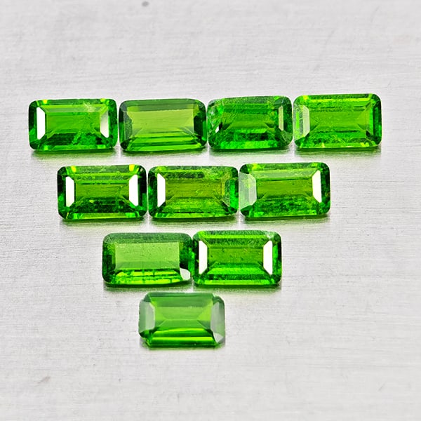 Natural Green Chrome Diopside 2.75 Ct. 10Pcs Octagon Shape 5.2 x 3 Mm Gemstones from Russia: Product ID: 801608261 Product Name: Natural Chrome Diopside Weight: 2.75 CT. Size: 5.2 x 3 x 1.8 MM. Shape: Octagon Color: Green Clarity:SI1 Luster: Good Gems Origin: Russia Treatment: Unheated Crysta