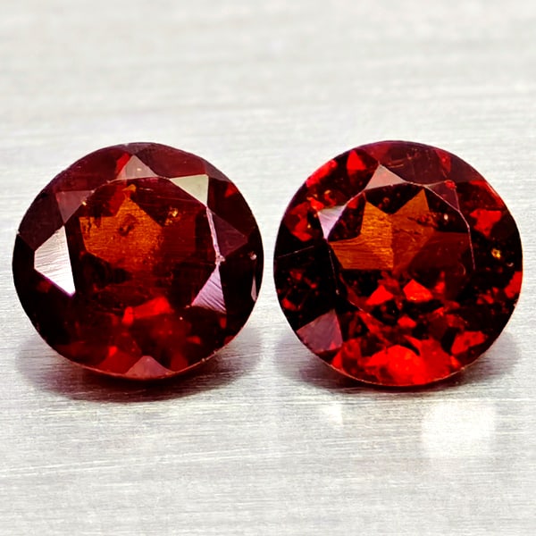 Natural Orangish Red Garnet 1.22 Ct. 2 Pcs Round Shape 5 Mm Gemstones From Tanzania: Product ID: 802936705 Product Name: Natural Red Garnet Weight: 1.22 CT. Size: 5 x 5 x 2.8 MM. Shape: Round Shape Color: Orangish Red Clarity:VSI - SI1 Luster: Good Gems Origin: Tanzania Treatment: Unh