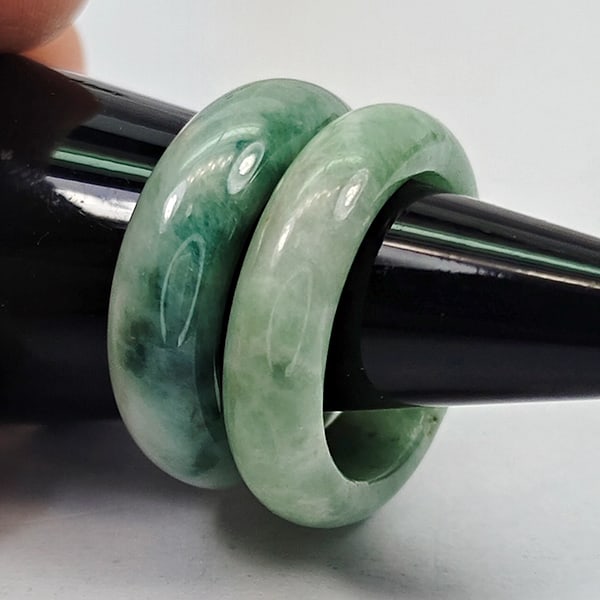 Natural Green Jade Rings 35.29 Ct. 2 Pcs Round Size 5 Gemstone: Product ID: 818102648 Product Name: Natural Gemstones Weight: 35.29 CT. Size: 24 x 17 x 4 MM. Shape: Round Cabochon Color: Green White Clarity:Opaque Luster: None Gems Origin: Burma Treatment: Unheate