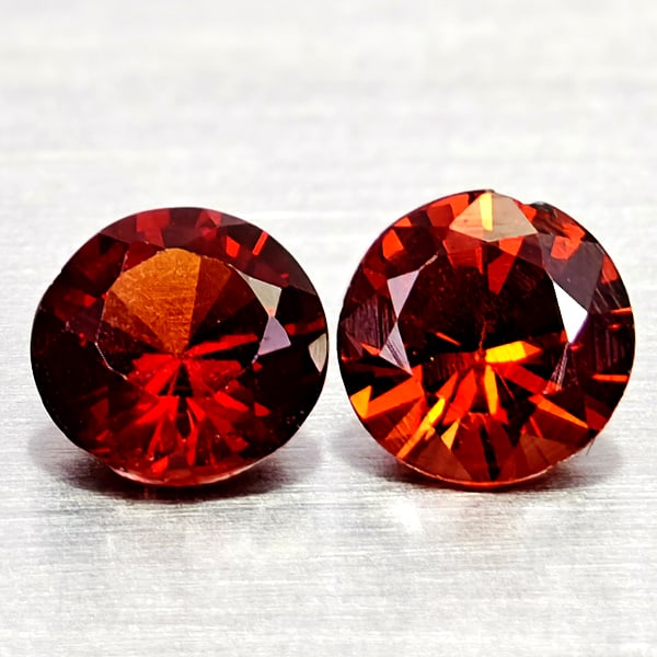 Natural Orangish Red Garnet 1.03 Ct. 2 Pcs Round Shape 4.9 Mm Gemstones From Tanzania: Product ID: 802936710 Product Name: Natural Red Garnet Weight: 1.03 CT. Size: 4.9 x 4.9 x 3 MM. Shape: Round Shape Color: Orangish Red Clarity:VSI - SI1 Luster: Good Gems Origin: Tanzania Treatment: U