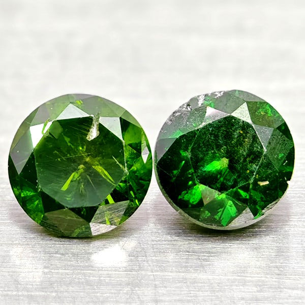 Natural Green Loose Diamond 0.66 Ct. 2 Pcs Round Diamond Cut 4.2 Mm: Product ID: 502100281 Product Name: Natural Natural Diamond Weight: 0.66 CT. Size: 4.2 x 4.2 x 2.8 MM. Shape: Round Diamond Cut Color: Green Clarity:SI1 Luster: Good Gems Origin: Belgium Treatment: Tr