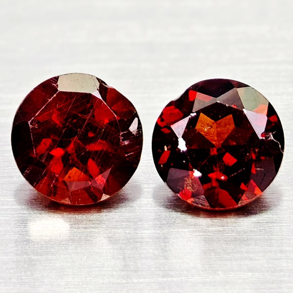 Natural Orangish Red Garnet 1.46 Ct. 2 Pcs Round Shape 5.1 Mm Gemstones From Tanzania: Product ID: 802936724 Product Name: Natural Red Garnet Weight: 1.46 CT. Size: 5.1 x 5.1 x 3.6 MM. Shape: Round Shape Color: Orangish Red Clarity:VSI - SI1 Luster: Good Gems Origin: Tanzania Treatment: