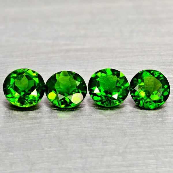 Natural Green Chrome Diopside 1.38 Ct. 4 Pcs Round Shape 4.6 to 2.5 Mm Gemstones: Product ID: 801608074 Product Name: Natural Chrome Diopside Weight: 1.38 CT. Size: 4.6 x 4.6 x 2.9 to 4.5 x 4.5 x 2.5 MM. Shape: Round Shape Color: Green Clarity:VSI - SI1 Luster: Good Gems Origin: Ru