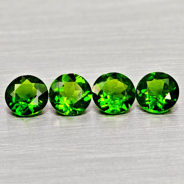 Natural Green Chrome Diopside 1.67 Ct. 4 Pcs. Round Shape 5 Mm. Gemstones: Product ID: 801608011 Product Name: Natural Chrome Diopside Weight: 1.67 CT. Size: 5 x 5 x 2.6 to 4.9 x 4.9 x 2.5 MM. Shape: Round Color: Green Clarity:VSI - SI1 Luster: Good Gems Origin: Russia Treat