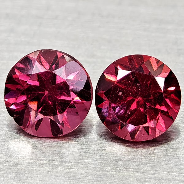 Natural Purplish Pink Rhodolite Garnet 0.87 Ct. 2 Pcs Round Shape 4.5 Mm Gemstones From Madagascar: Product ID: 802936921 Product Name: Natural Rhodolite Weight: 0.87 CT. Size: 4.5 x 4.5 x 3.2 MM. Shape: Round Color: Purplish Pink Clarity:VSI - SI1 Luster: Good Gems Origin: Madagascar Treatment: Unh