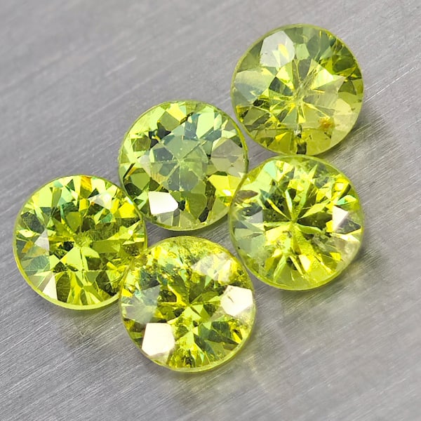 Natural Green Demantiod Garnet 0.85 Ct. 5 Pcs Round Diamond Cut 3.3 Mm Gemstones From Madagascar: Product ID: 802937619 Product Name: Natural Demantoid Weight: 0.85 CT. Size: 3.3 x 3.3 x 2.3 MM. Shape: Round Diamond Cut Color: Green Clarity:SI1 Luster: Good Gems Origin: Madagascar Treatment: Unhea